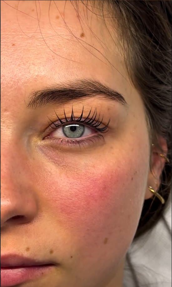 Natürliches Wimpernlifting mit gepflegten Brauen