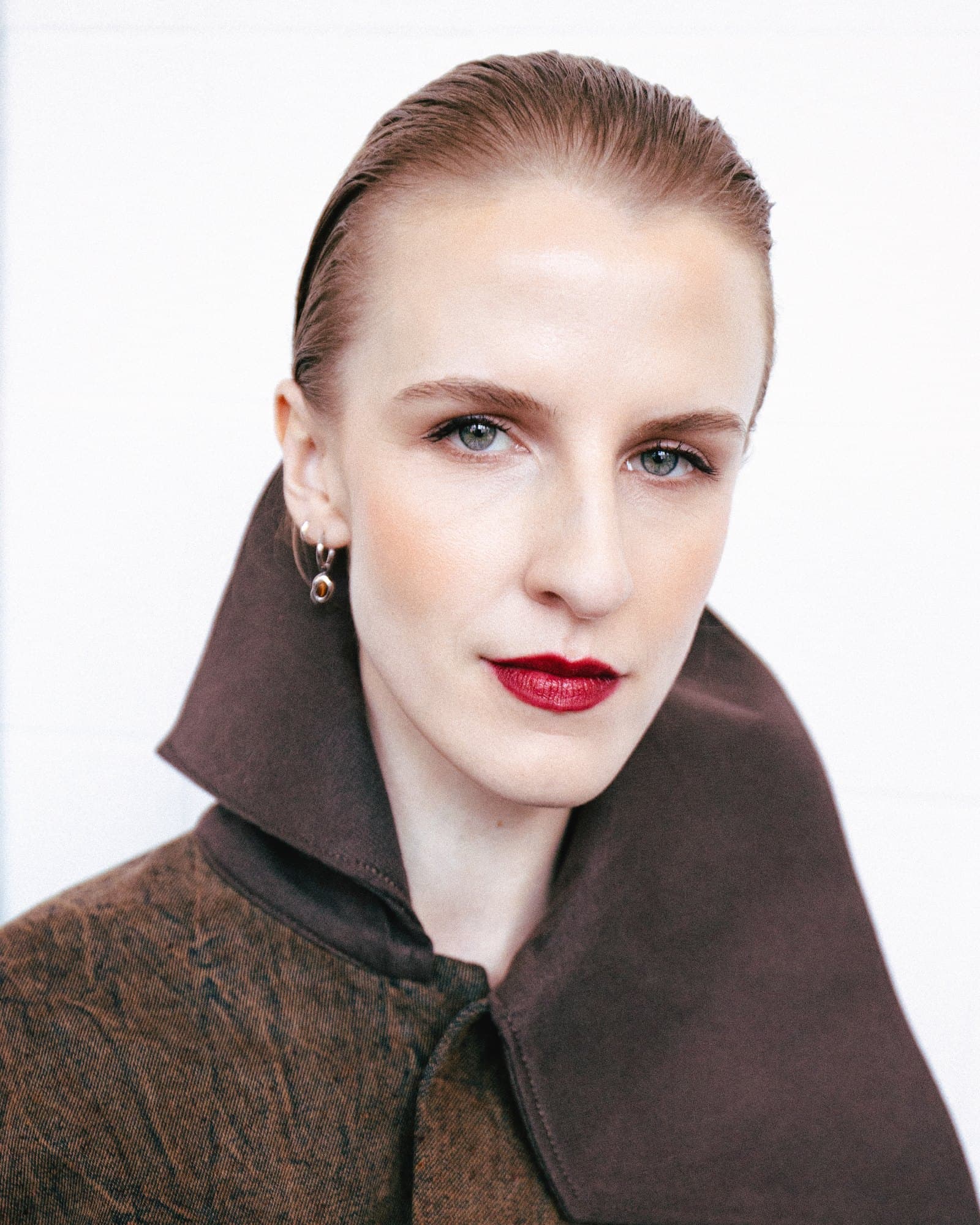 Klarer Beauty Look mit natürlichen Brauen und Wimpern